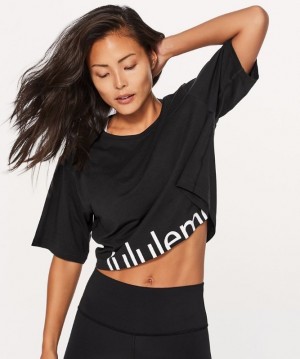 Lululemon Cortes Crop T-Shirt Logo Kadın Üstler Siyah | IOCE-46937